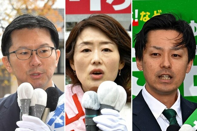 （届け出順に右から）第一声を上げる門脇由氏、山川智帆氏、伊木隆司氏