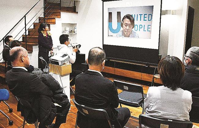 オンラインで会場からの質問に答える関根健次代表取締役＝出雲市塩冶神前３丁目、出雲ベース