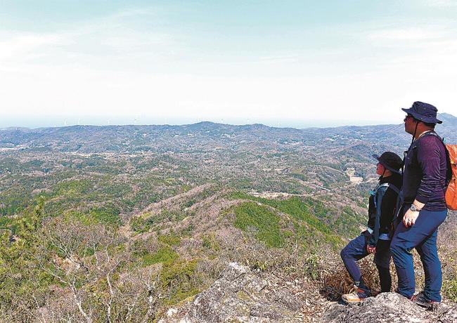 山頂からの絶景を楽しむ登山者