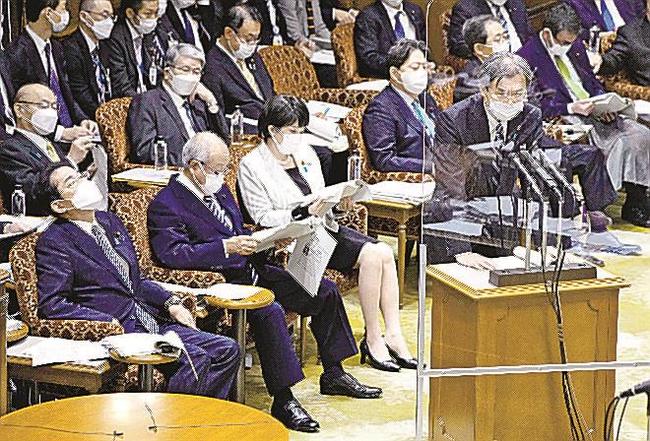 参院予算委で答弁する秋葉賢也復興相。前列左端は岸田文雄首相＝１１月３０日
