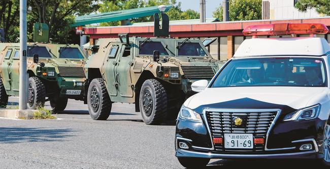 自衛隊の車両を先導する島根県警のパトカー＝米子市両三柳