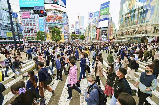 マスク姿で行き交う人たち（共同）