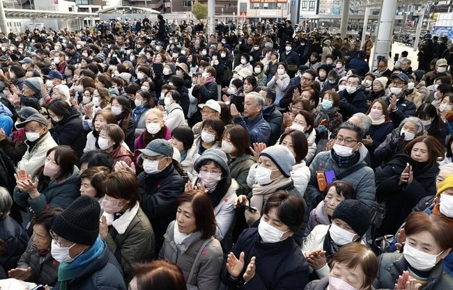 衆院選の公示日、街頭演説に拍手を送る人たち=1月27日午前、大阪府内