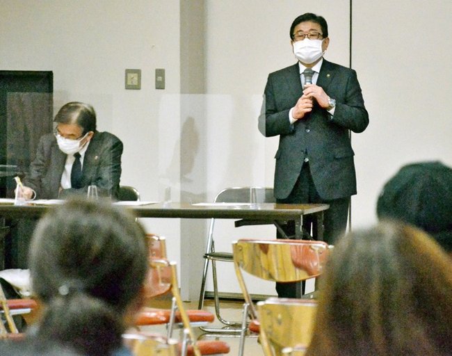 保護者向け説明会で、新小学校名を決めた経過を説明する広田一恭倉吉市長＝同市上灘町、上灘コミュニティセンター