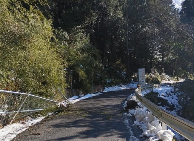 落石で通行止めになった県道上久野大東線＝６日午後１２時４５分ごろ、雲南市大東町内