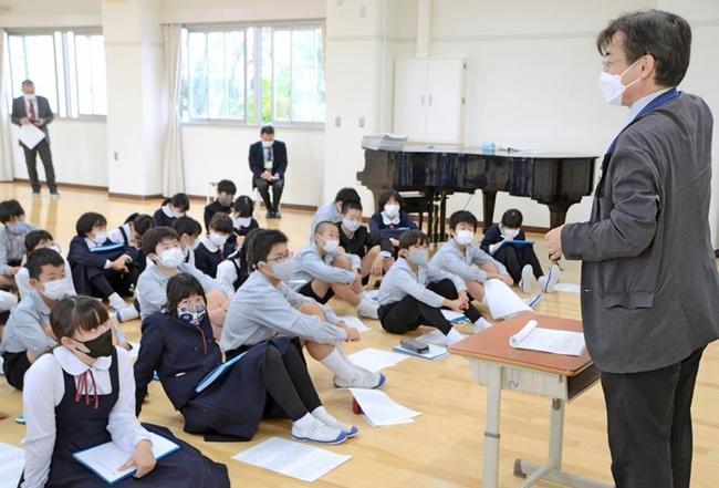 「明窓」の見出し作りについて学ぶ島根大付属義務教育学校前期課程の６年生＝１０月２８日、松江市大輪町