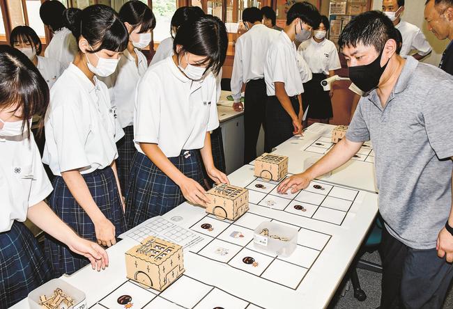 講師（右）が見守る中、自分で考えたプログラムを実行する生徒＝雲南市大東町養賀、大東中学校