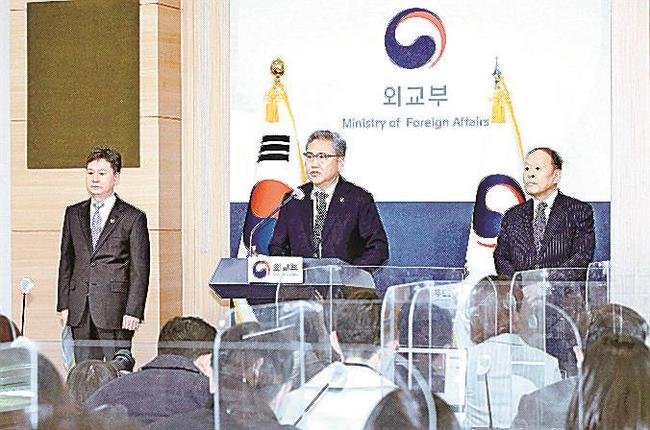 ６日、ソウルの韓国外務省で元徴用工訴訟問題の解決策を発表する朴振外相（中央）（聯合＝共同）