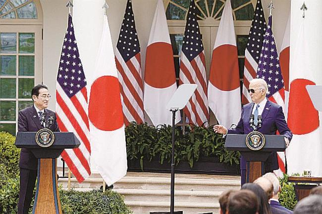 会談後、共同記者会見する岸田文雄首相（左）とバイデン大統領＝１０日、米ホワイトハウス（共同）