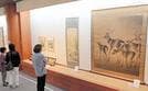 「中原芳煙展」で作品を鑑賞する来場者＝江津市桜江町川戸、今井美術館、６月