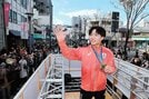 
          
岡山市内のパレードで声援に応える岡慎之助選手
        