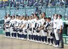 試合が終わりベンチ前に整列する石見智翠館ナイン＝甲子園球場