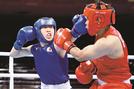 女子フェザー級決勝の１回、フィリピンのネスティー・ペテシオ（右）を攻める入江聖奈。判定で破りボクシング日本女子で初の金メダルを獲得した＝両国国技館