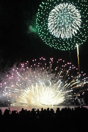湖上に光る花火