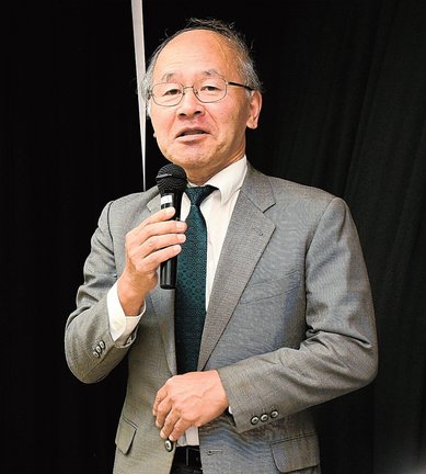 「隠岐国駅鈴」の影響力を語る野々村安浩さん=島根県隠岐の島町西町、隠岐島文化会館