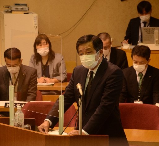 住民投票の必要性を訴える市民団体の秋重幸邦共同代表＝松江市末次町、市議会
