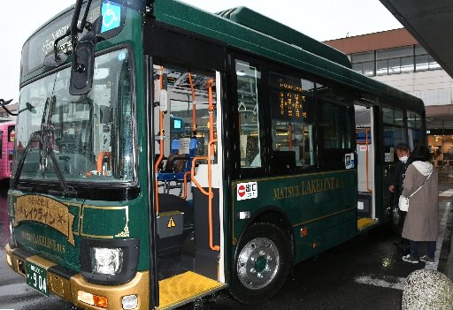 「ぐるっと松江レイクライン」に導入された新車＝松江市朝日町、ＪＲ松江駅
