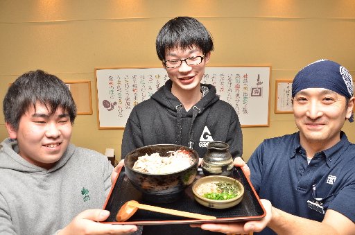 「豚しゃぶレモンそば」を紹介する学生と店長（右）＝松江市朝日町、奥出雲そば処一福松江一畑店