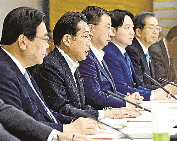 「こども未来戦略会議」であいさつする岸田首相（左から２人目）。政府は「次元の異なる少子化対策」の内容をまとめた方針を決定した＝１日、首相官邸