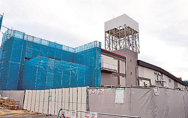 新施設オープンに向けて改修が進む旧ホープタウン＝米子市米原２丁目