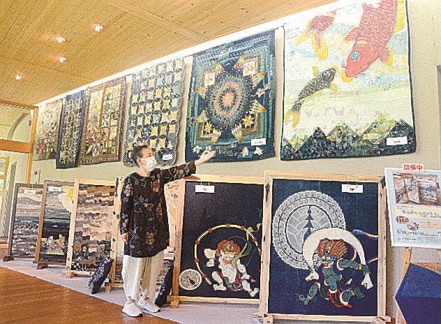 手掛けた作品を紹介する高橋加代子さん＝出雲市斐川町神庭、荒神谷博物館