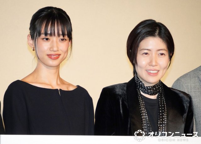 映画『旅と日々』プレミア舞台あいさつに登壇した（左から）河合優実、シム・ウンギョン （C）ORICON NewS inc.