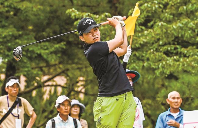 １番でティーショットを放つ沖せいら＝大山平原ゴルフクラブ