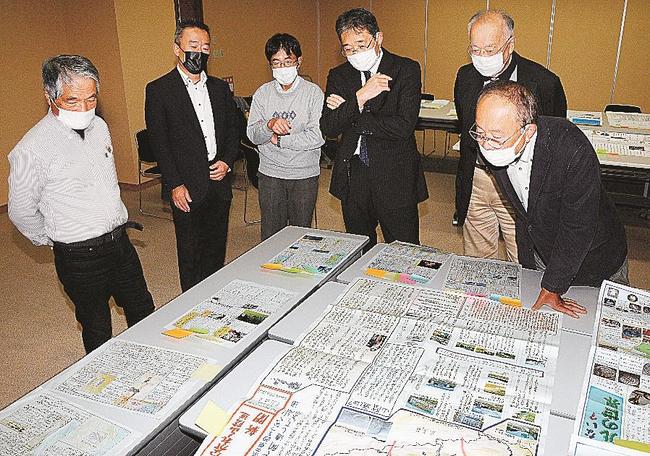児童生徒の力作に見入る審査員＝松江市殿町、山陰中央新報社