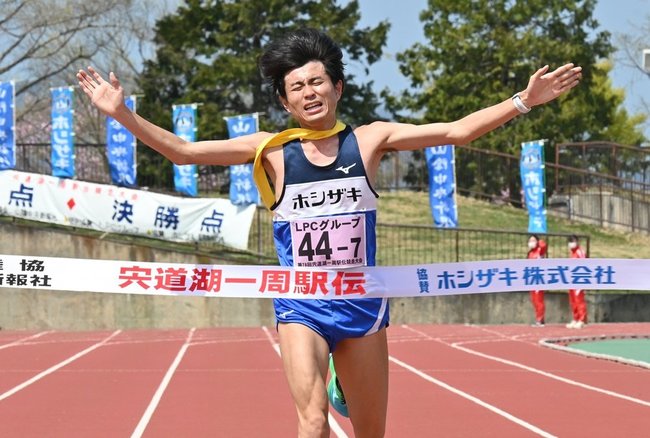 総合部門で最多優勝回数を１３に更新したホシザキのアンカー＝松江市上乃木１０丁目、松江市営陸上競技場
