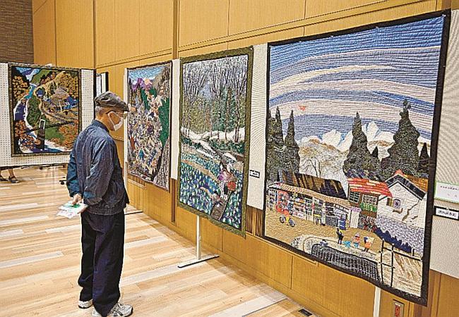 キルト作品を鑑賞する来場者＝島根県美郷町粕渕、みさと館
