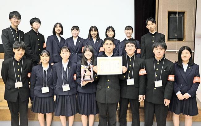 最優秀賞を受賞した出雲高校新聞部の部員＝松江市八雲台、松江南高校