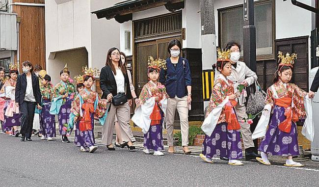 華やかな衣装を身に着けて歩く子どもたち＝安来市広瀬町広瀬