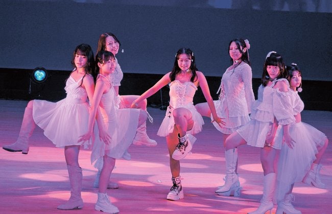 華やかなダンスを披露し、優勝した「ＹＵＭ　ＹＵＭ」の７人＝境港市上道町、市民交流センター「みなとテラス」