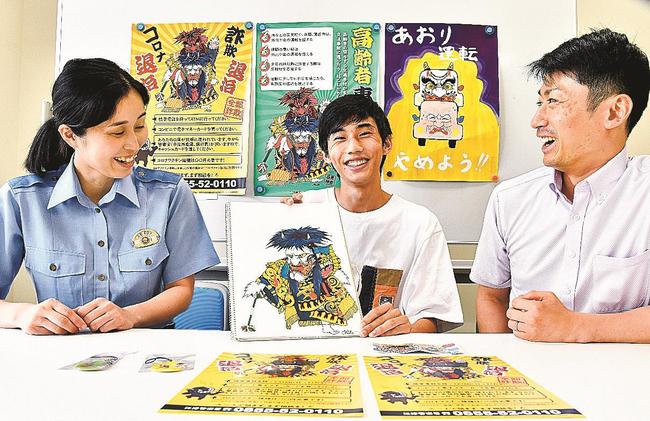 江津署員と新たな啓発パネルのデザインについて打ち合わせる佐々木和仁さん（中央）＝江津市江津町、江津署
