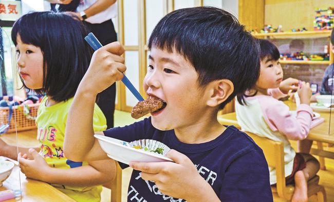 イノシシ肉のハンバーグを味わう園児＝鳥取県大山町赤坂、中山みどりの森保育園