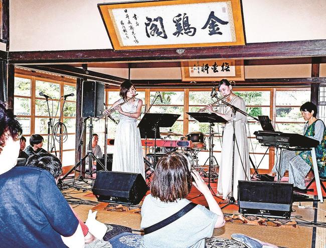 フルートとキーボードの演奏で来場者を楽しませる出演者＝出雲市斐川町原鹿、原鹿の旧豪農屋敷