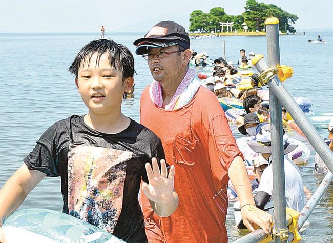 嫁ケ島から歩いて戻る参加者＝松江市袖師町
