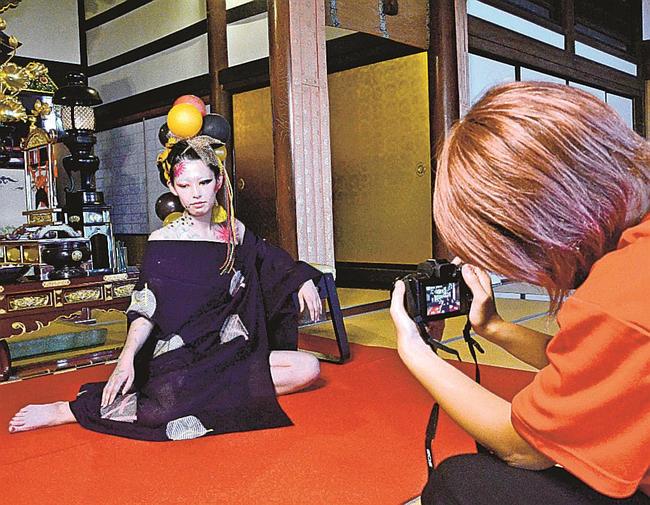 ２人が制作したアート作品＝松江市和多見町、善導寺