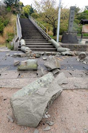 大田市を襲った震度５強の地震で倒壊した苅田神社の鳥居＝２０１８年４月９日、同市久手町