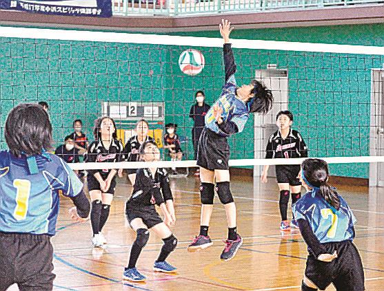 熱戦を繰り広げる選手たち＝米子市東山町、東山体育館