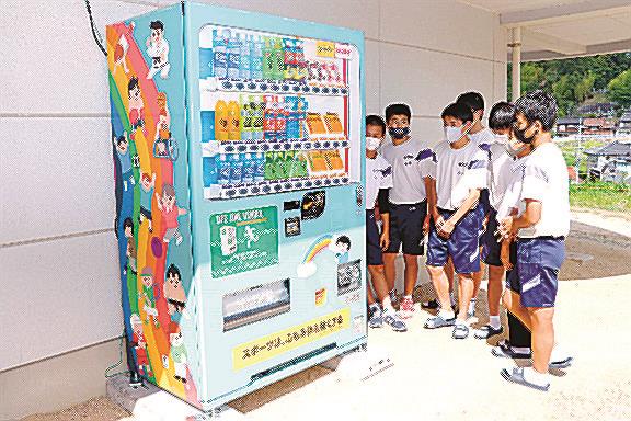 益田東中学校体育館に設置したスポーツ振興自動販売機=益田市東町