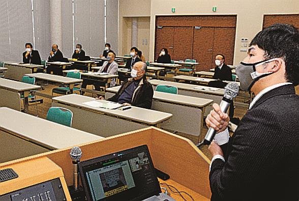 新聞を取り入れた教育実践を報告する奥出雲町立阿井小学校の布野浩基教諭＝出雲市斐川町上庄原、山陰中央新報しんぶん学聞館