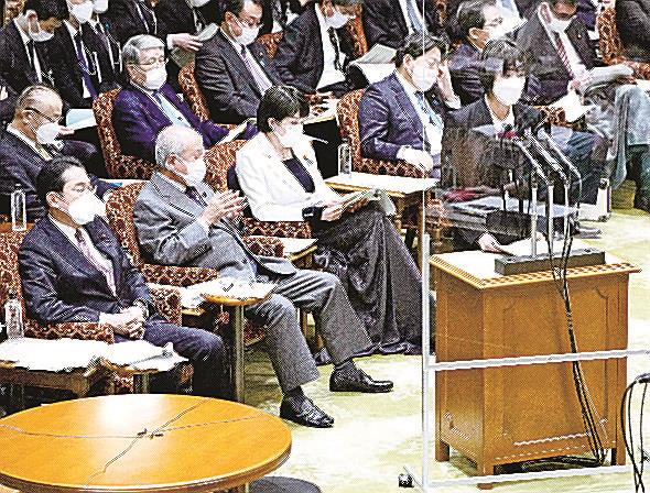 参院予算委で答弁する杉田水脈総務政務官（当時）。過去の差別的な言動を取り消し、謝罪した。手前左端は岸田首相＝２０２２年１２月２日