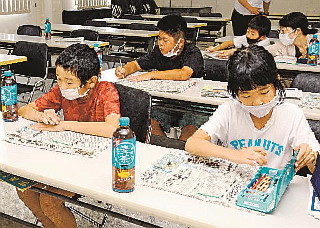 新聞に何が載っているかを確認する児童＝松江市上乃木４丁目、山陰中央新報松江南販売