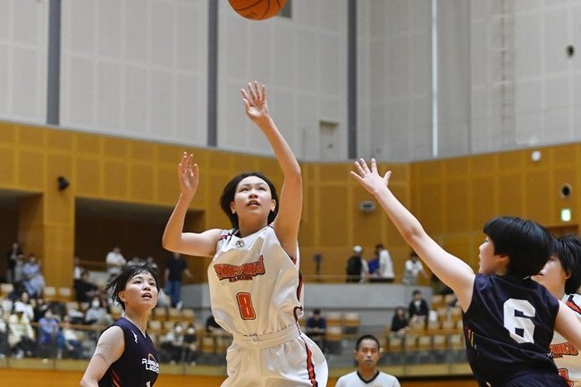 シュートを放つ松徳学院の選手
