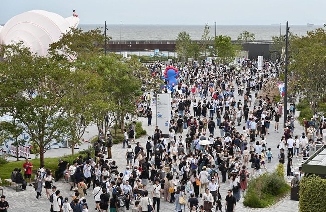 大勢の来場者でにぎわう大阪・関西万博の会場＝８月１２日、大阪市此花区の夢洲