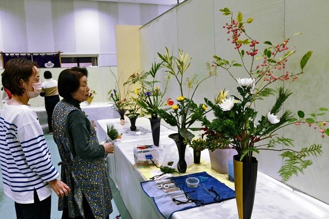 季節感漂う花を生ける華道家元池坊石州支部のメンバー＝益田市有明町、島根県芸術文化センター・グラントワ