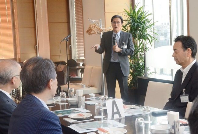 総会であいさつする森井三郎代表世話人＝東京・銀座、ラウンジ日比谷