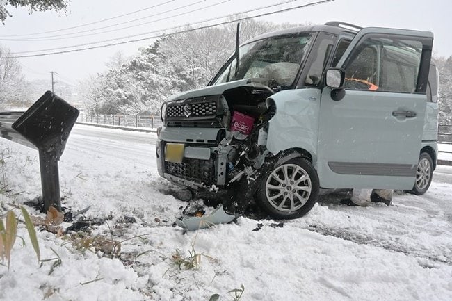 スリップとみられる事故を起こした軽自動車＝７日午前、松江市宍道町宍道