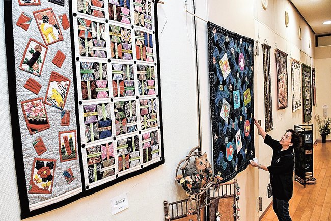 パッチワークキルト展の準備をする布澄会の関係者＝出雲市浜町、縁結び交流館